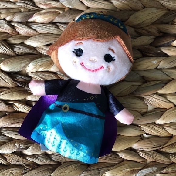 Disney's Frozen 2: Queen Anna miniature blind ball plush - Picture 2 of 3